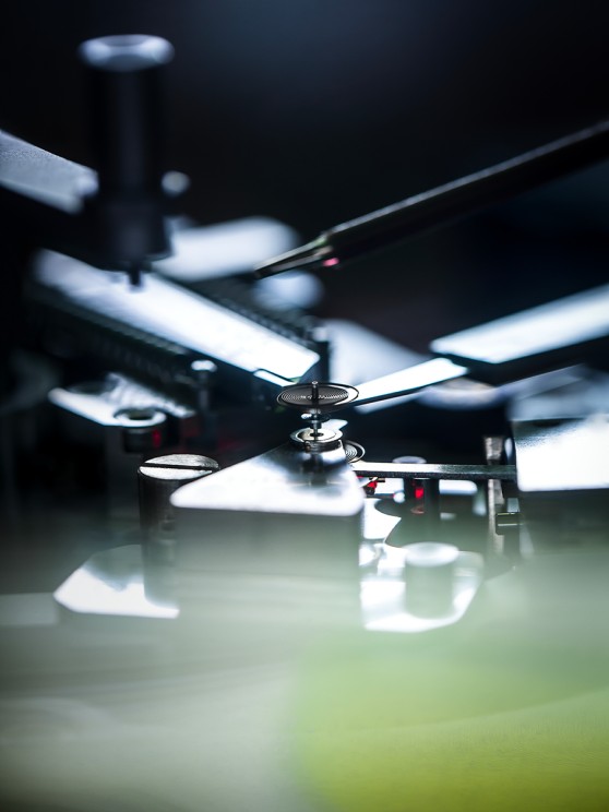 Fitting a carbon balance-spring © TAG Heuer