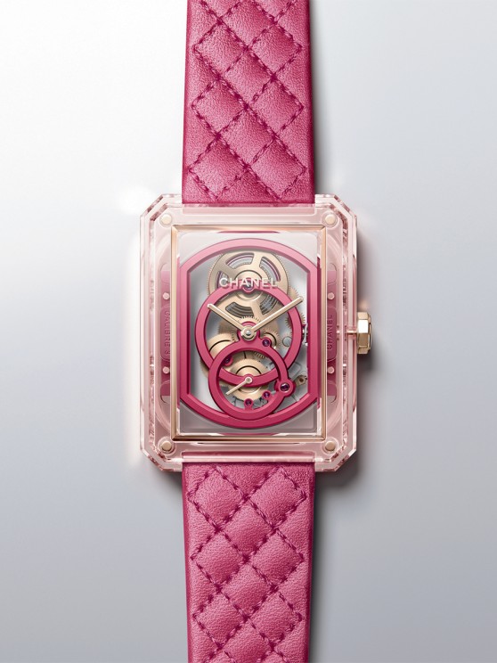 2-	Montre Boy.Friend X-Ray Edition Rose en saphir et or beige, 37 x 28, 6 mm, mouvement squelette à remontage manuel avec petite seconde, bracelet en cuir. Série limitée à 55 exemplaires © Chanel