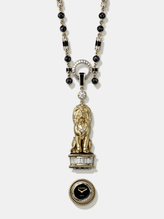 3-	Sautoir Lion Assis en or jaune, diamants, laque et onyx, mouvement à quartz. Série limitée à 10 exemplaires © Chanel