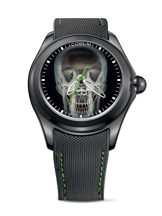 Bubble en acier PVD noir, 47 mm de diamètre, cadran motif tête de mort, mouvement automatique, bracelet synthétique avec doublure en caoutchouc. Série limitée à 666 exemplaires. CHF 4'500.- © Corum 