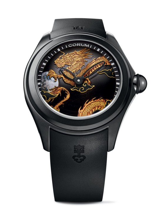 Bubble en acier PVD noir, 47 mm de diamètre, cadran motif lune et dragon, mouvement automatique, bracelet en caoutchouc. Série limitée à 88 exemplaires. CHF 7'000.- © Corum 