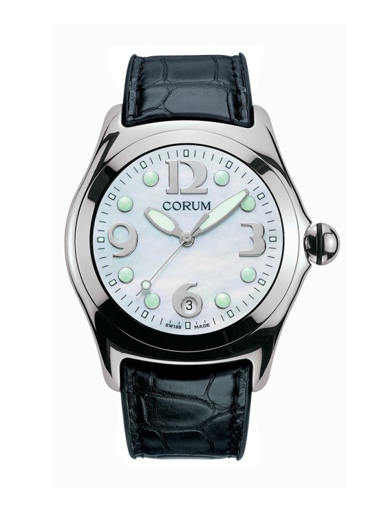 La montre Bubble telle qu’elle se présentait en 2000, année de son lancement, avec son boîtier en acier, son cadran simple protégé par un verre bombé et son bracelet en cuir © Corum 