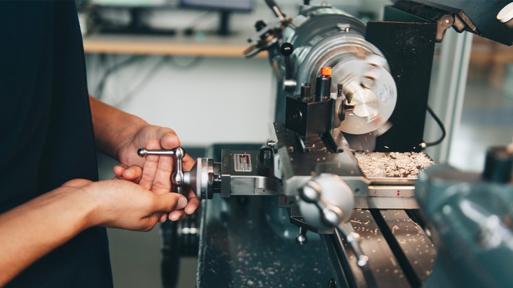 The Chonométrie Ferdinand Berthoud team using a lathe as part of the Naissance d'une Montre 3 project © Ferdinand Berthoud