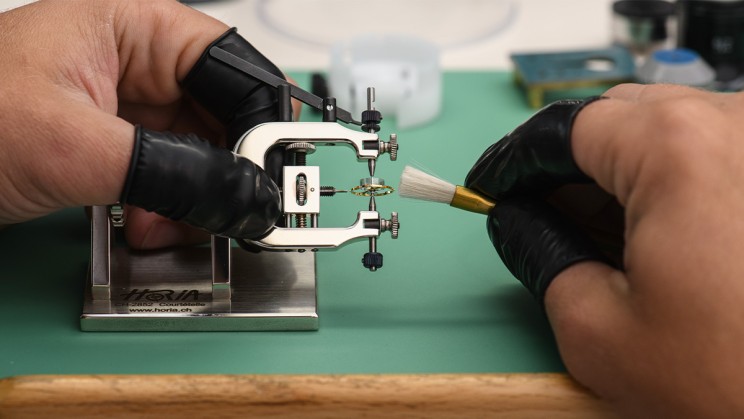 A watchmaker manipulates the cylindrical hairspring of the Chonomètre FB 3SPC © Ferdinand Berthoud