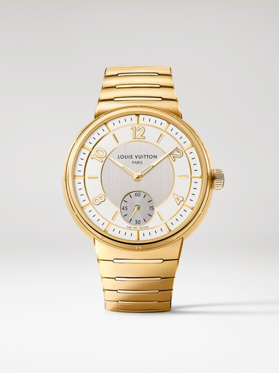 Tambour en or jaune, 40 mm de diamètre, cadran blanc et gris, mouvement automatique avec petite seconde, bracelet en or jaune. CHF 51’500 © Louis Vuitton