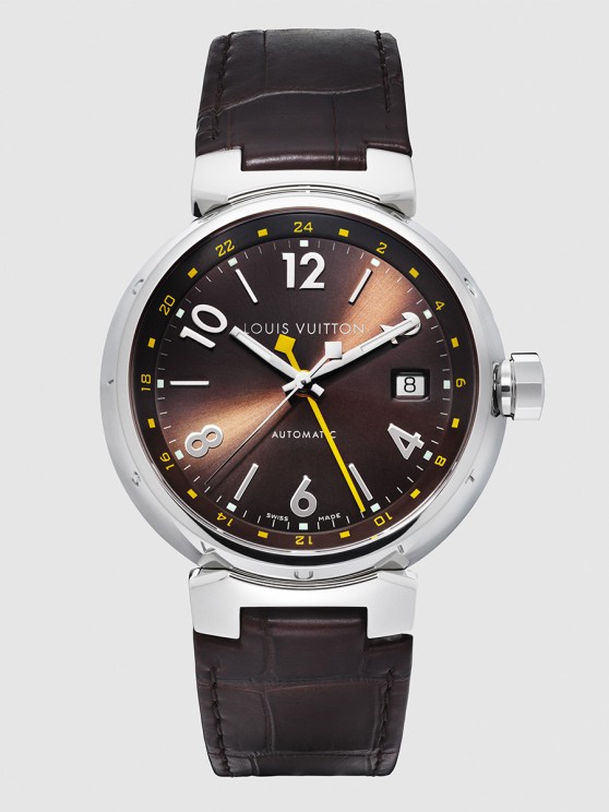 Lancée en 2002, la première montre Tambour présente un boîtier en acier de 39, 5 mm de diamètre monté sur un bracelet en cuir et abritant un calibre automatique avec fonction GMT et date par guichet © Louis Vuitton