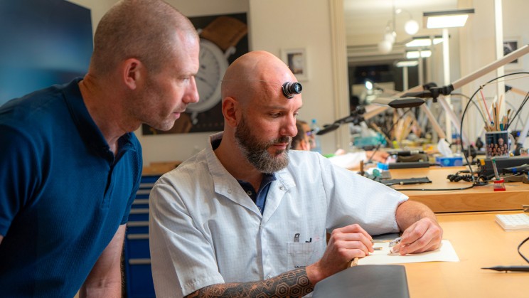 Basile Monnin talks WorldTempus' Steven Rogers through the natural escapement © Amaury Thomas / WorldTempus