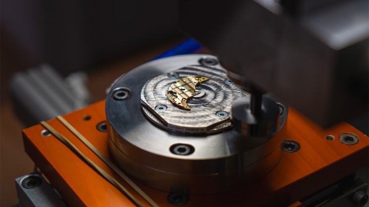 Applying Geneva waves on one of the bridges of the Calibre FBN229.01 © Amaury Thomas / WorldTempus