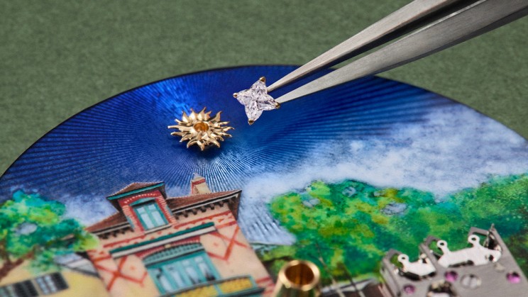 Rotating diamond sun at 12 o'clock © Louis Vuitton