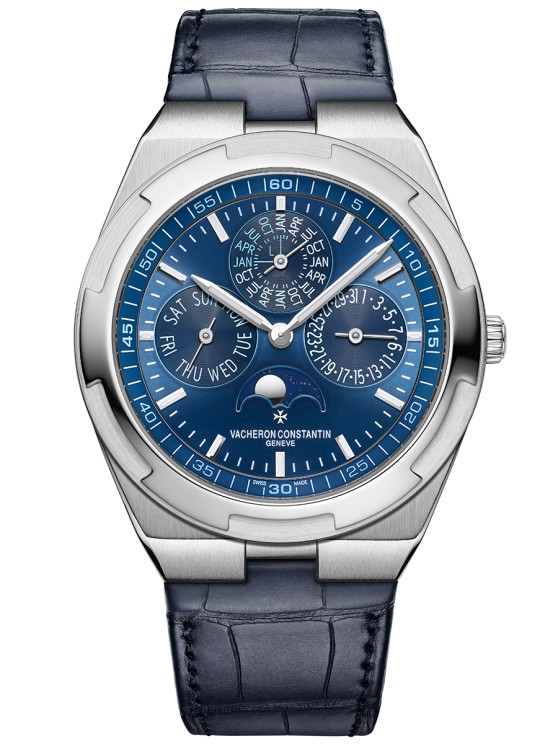 Overseas Quantième Perpétuel en or gris, 41, 5 mm de diamètre, mouvement automatique avec jour, date, mois et années bissextiles sur compteurs auxiliaires et indicateur des phases de Lune, bracelet interchangeable au choix en cuir, or gris et caoutchouc © Vacheron Constantin