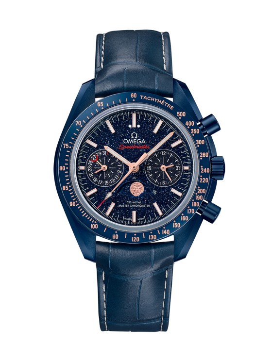 Speedmaster Blue Side of the Moon en céramique, 44, 25 mm de diamètre, mouvement chronographe automatique avec indicateur des phases de lune, bracelet en cuir ©&nbsp;Omega