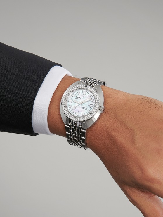 Mother of pearl SUB 200T Diamonds © DOXA