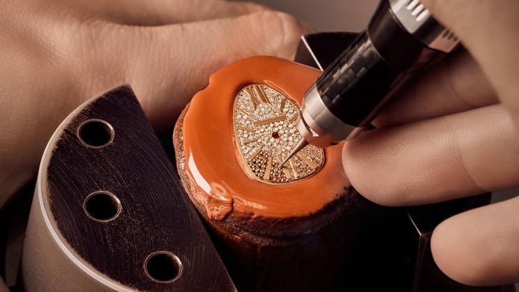 Gem setting on Serpenti Dial © Bulgari