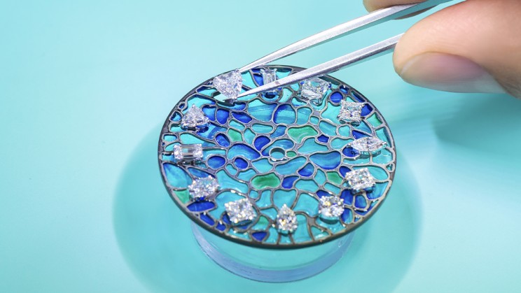 Setting of the Tiffany Wisteria Watch. © Tiffany & Co.