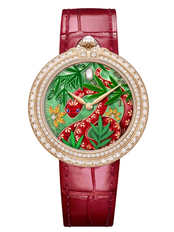 Chinese New Year en or rose, lunette sertie de diamants, 36 mm de diamètre, cadran en nacre et laque, mouvement automatique, bracelet en cuir. Série limitée à 8 exemplaires © Harry Winston