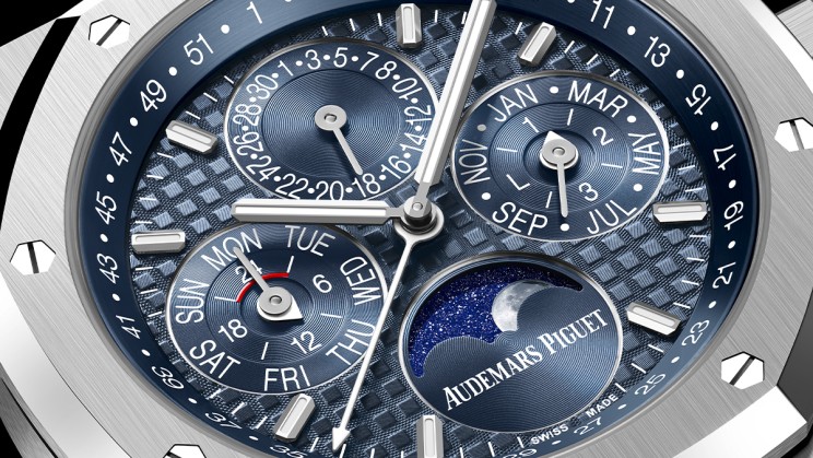 The subdials have been rearranged and optimised to improve legibility and to display the date in the European format (day, date, month) when reading the dial from left to right. © Audemars Piguet