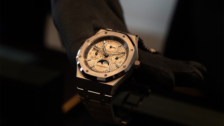Code 11.59 by Audemars Piguet en or gris 18 carats avec cadran bleu fumé au motif signature de la collection, réalisé en collaboration avec l’artisan guillocheur Yann von Kaenel © Audemars Piguet