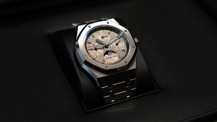 Royal Oak en acier inoxydable, à l’esthétique esthétique sportive et contrastée avec un cadran Grande Tapisserie bleu © Amaury Thomas / WorldTempus