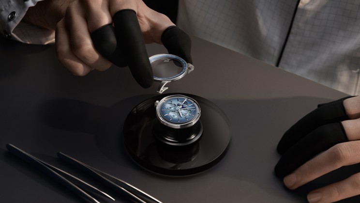 Code 11.59 by Audemars Piguet en or gris 18 carats avec cadran bleu fumé au motif signature de la collection, réalisé en collaboration avec l’artisan guillocheur Yann von Kaenel ©&nbsp;Audemars Piguet