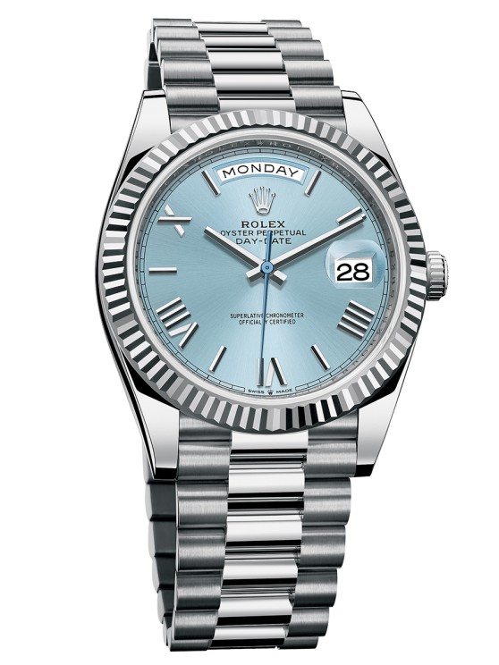  Day-Date en platine, 40 mm de diamètre, mouvement automatique, jour affiché à midi et date à 3 heures, bracelet en platine. Rolex. CHF 60'400. © Rolex