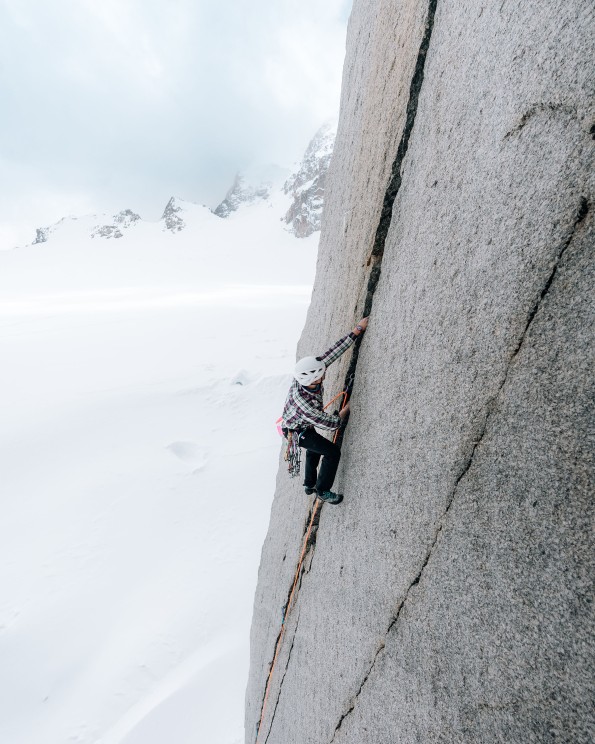•	L’exploit qui a stupéfié le monde fut son ascension en solitaire en plein hiver de la face nord des Grandes Jorasses sur la voie Rolling Stones, 1200 mètres de paroi hostile par -20 ou -30° à mains nues en 6 jours et 6 nuits, une première immortalisée par le film « De l’ombre à la lumière » ©ANTOINE.MESNAGE