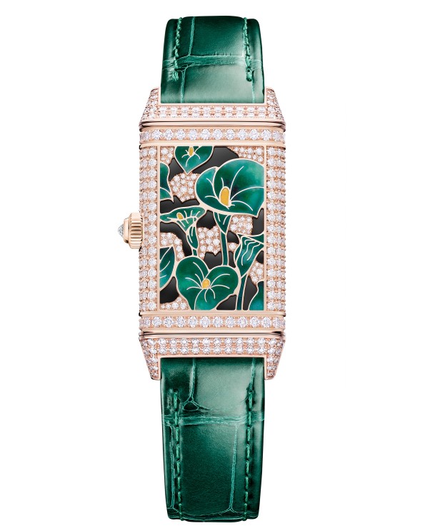 •	Reverso One Precious Flowers en or rose et diamants, 40 x 20 mm, boîtier serti de diamants en émail grand feu rehaussé de marqueterie de laque, mouvement à remontage manuel, bracelet en cuir. Édition limitée à 10 exemplaires. ©Jaeger-LeCoultre
