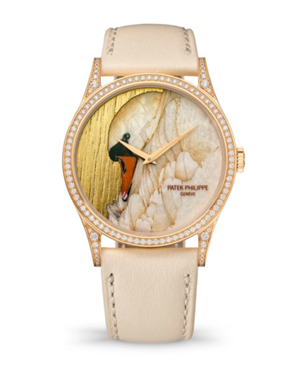•	Référence 5077/100R-071 en or rose et diamants, 38 mm de diamètre, cadran en feuille d’or rehaussé de marqueterie de bois, mouvement automatique, bracelet en cuir. Édition limitée à 10 exemplaires. ©Patek Philippe