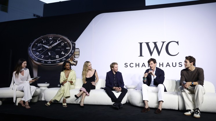 De gauche à droite,&nbsp;Immy Barclay, Simone Ashley, Kerry Condon, Jerry Bruckheimer, Toto Wolff, et George Russell assistent à un événement exclusif organisé par IWC, en amont du Grand Prix de Miami, le 1er mai 2025 en Floride. (Photo by John Parra/Getty Images for IWC Schaffhausen)