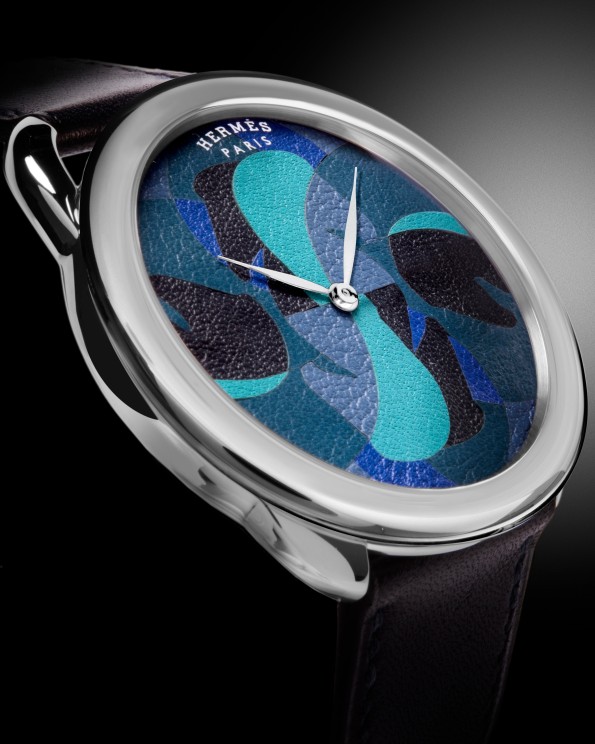 Montre Hermès avec un cadran en cuire ©Hermès