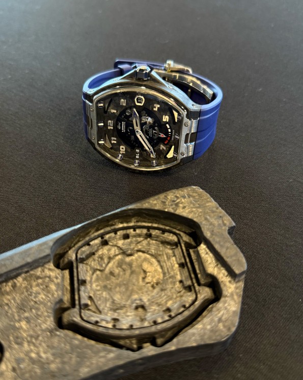 The watch case is made from carbon brake pads ©MathieuRotzer