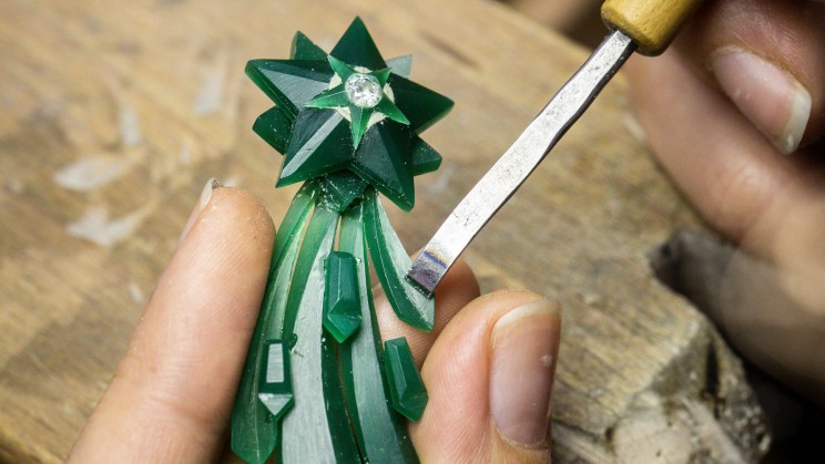 Au déclenchement de 'animation, une étoile filante en or rose, diamants et Serti Mystérieux rubis fait son apparition en sortant d'une trappe. ©Van Cleef & Arpels 