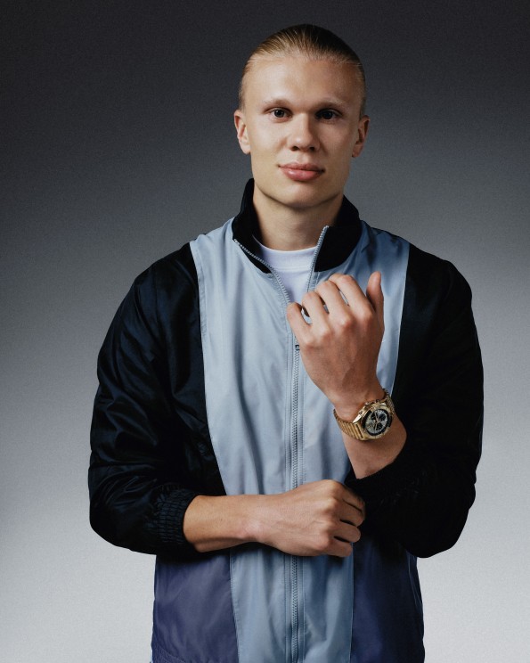Breitling s’est associée à Erling Haaland pour concevoir une ligne hors norme : la Chronomat Erling Haaland Signature.&nbsp;©Breitling