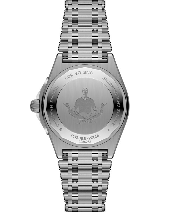 Au dos des deux Chronomat Erling Haaland Signature, on peut admirer une gravure du joueur dans sa célèbre posture après un but.&nbsp;©Breitling