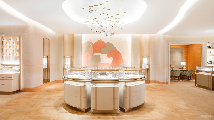 The focus wall celebrates Zurich’s architectural heritage with a design that incorporates the Maison’s emblematic panthere motif © Cartier