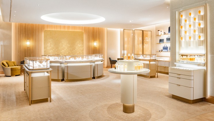 Airport clients may discover a curated collection of signature jewelry, timepieces, fragrances and leather goods © Cartier