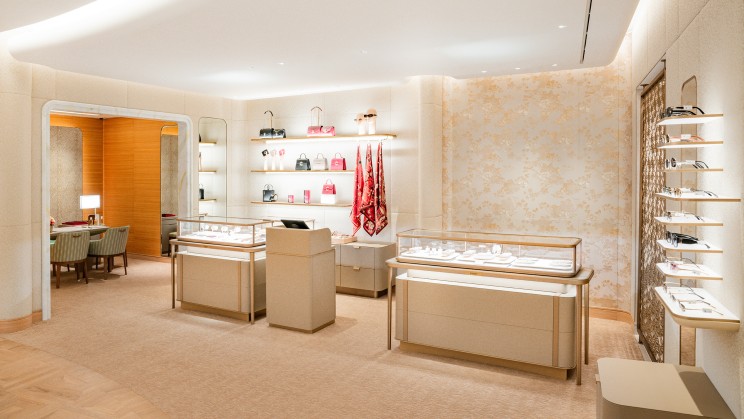 Airport clients may discover a curated collection of signature jewelry, timepieces, fragrances and leather goods © Cartier
