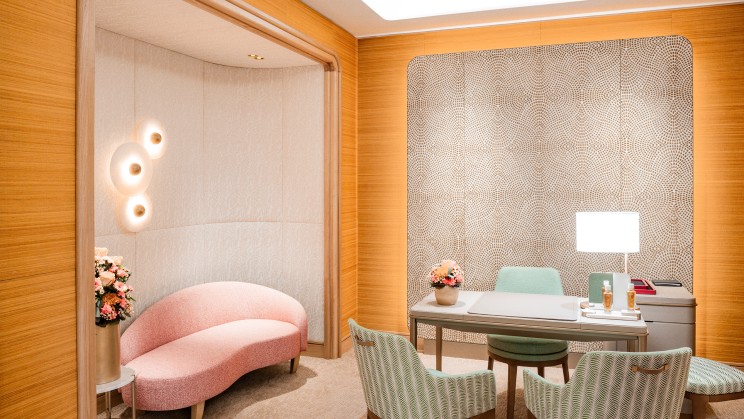 The boutique transitions through soft spring tones at the entrance to vibrant summer accents in the VIP salon © Cartier