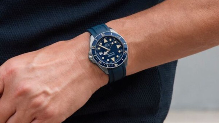 Model wearing an Eberhard & Co. watch © Eberhard & Co.