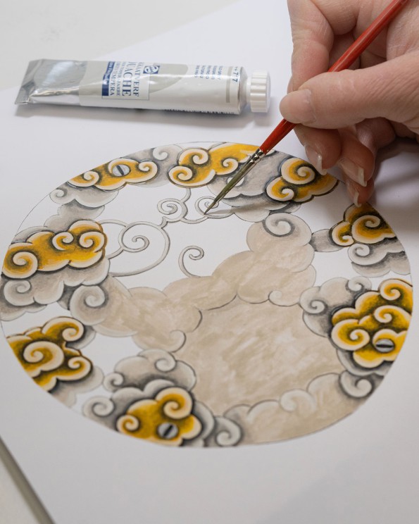 Créateur entrain de dessiner la Tourbillon Skelet Or Rouge - Masque Dragon © Jaquet Droz