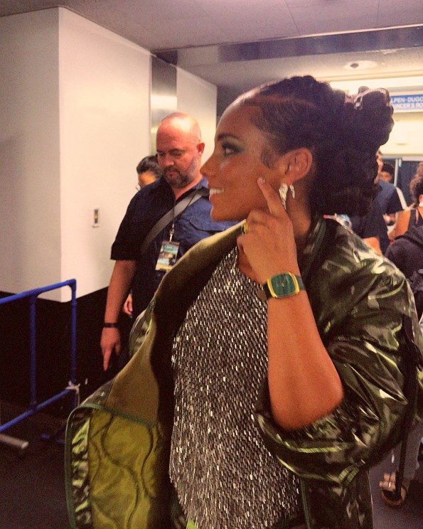 Alicia Keys wearing Dennison in Japan © Dennison