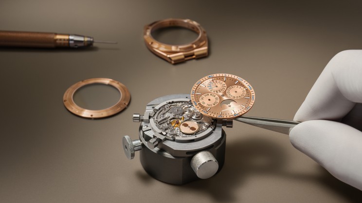 Fabrication du mouvement de l' Overseas Quantième Perpétuel Ultra-Plate © Vacheron Constantin
