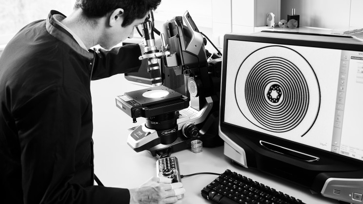 Watchmaker working on the TH-Carbonspring collection © TAG Heuer 