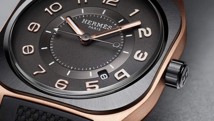 Hermès H08 two-tone in rose gold with a ceramic bezel on a black rubber strap © Hermès 