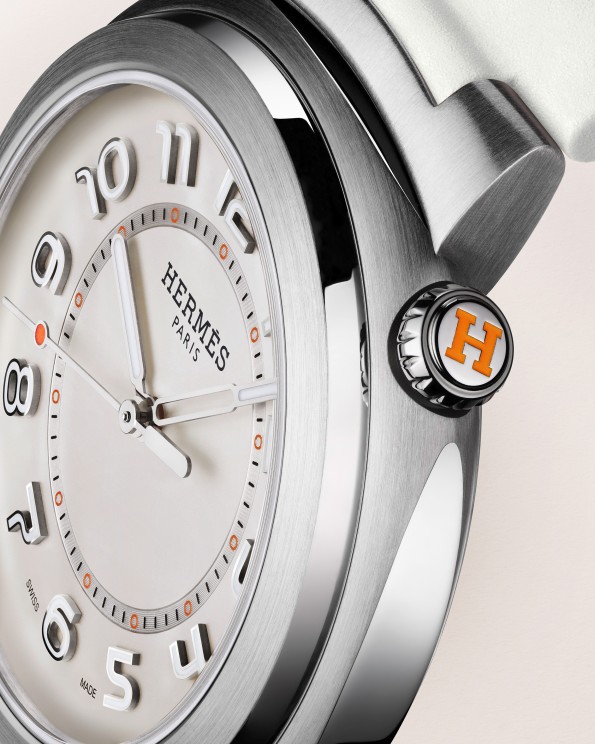 Hermès Cut 36mm in stainless steel with white dial and integrated steel bracelet © Hermès