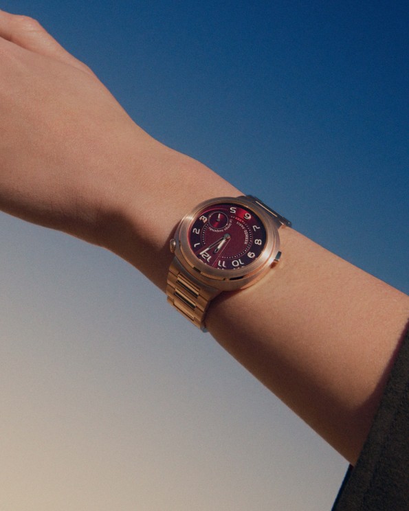 Hermès Cut Le Temps Perdu in 39mm, case and bracelet in rose gold with a deep red dial © Hermès