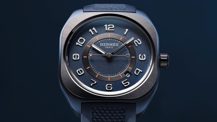 Hermès H08 in titanium on a blue standard titanium blue textured rubber strap © Hermès