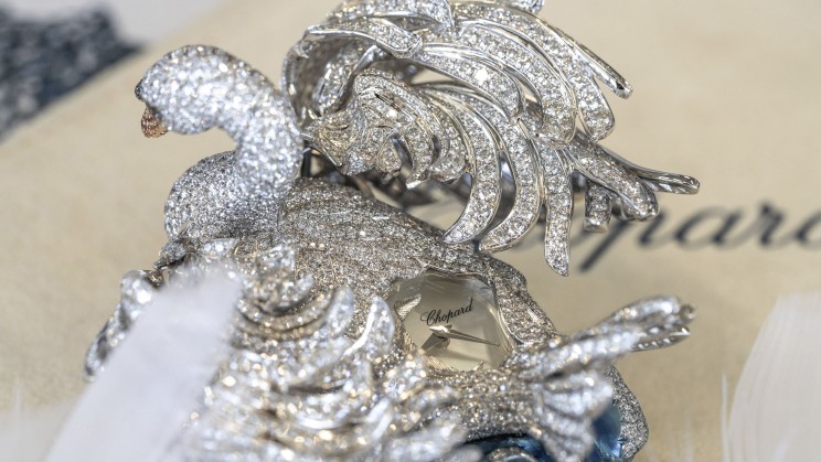 La sculpture animée Swan Lake avec son horloge sur le dos © Chopard
