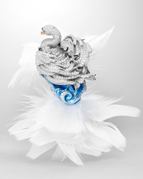 The animated sculpture Swan Lake with its wings closed © Chopard