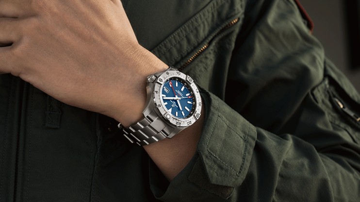 Avenger Automatic GMT 44 © Breitling